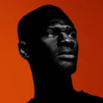 تصویر مردی با پس‌زمینه نارنجی، مناسب برای کافه ترانه و موزیک ویدئو