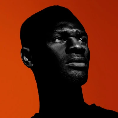 تصویر مردی با پس‌زمینه نارنجی، مناسب برای کافه ترانه و موزیک ویدئو