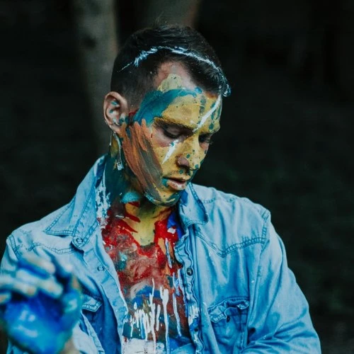 مردی با صورت رنگی در فضای باز، کافه ترانه، آهنگ جدید