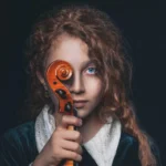 دختر بچه با موهای فرفری و ویولن، موزیک ویدئو و آهنگ جدید