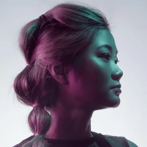 تصویر هنری با نورپردازی رنگی، مناسب برای کافه ترانه و آهنگ جدید