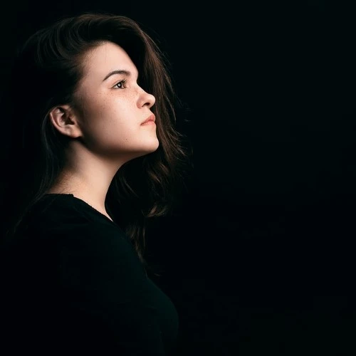 پرتره زن جوان در پس‌زمینه تاریک، کافه ترانه، آهنگ جدید