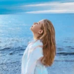 دختری در کنار دریا با آسمان آبی، کافه ترانه، آهنگ جدید، موزیک ویدئو