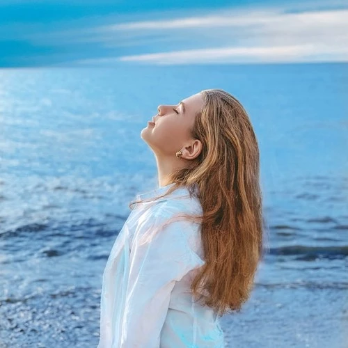 دختری در کنار دریا با آسمان آبی، کافه ترانه، آهنگ جدید، موزیک ویدئو