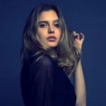 تصویر زنی با موهای بلند در پس‌زمینه آبی، مناسب برای کافه ترانه و آهنگ جدید