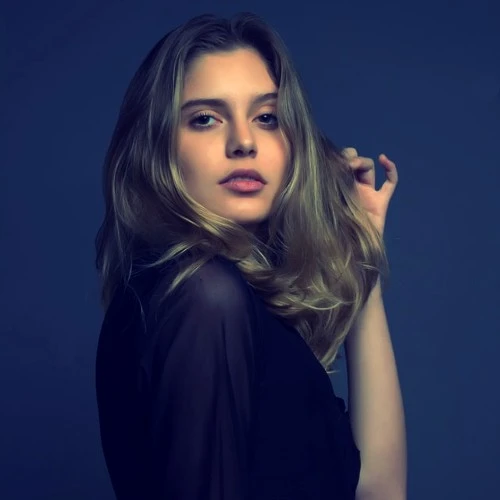 تصویر زنی با موهای بلند در پس‌زمینه آبی، مناسب برای کافه ترانه و آهنگ جدید