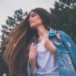 تصویر زنی با ژاکت جین در فضای باز، کافه ترانه، آهنگ جدید