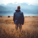 منظره طبیعی با مردی در دشت، مناسب برای آهنگ های آرامش بخش و موزیک ویدئوهای جدید