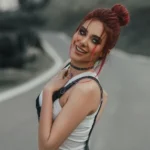 تصویر زنی با موهای قرمز در جاده، مرتبط با کافه ترانه و آهنگ جدید