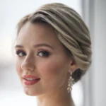 تصویر زنی با آرایش زیبا و گوشواره، مناسب برای کافه ترانه و موزیک ویدئو