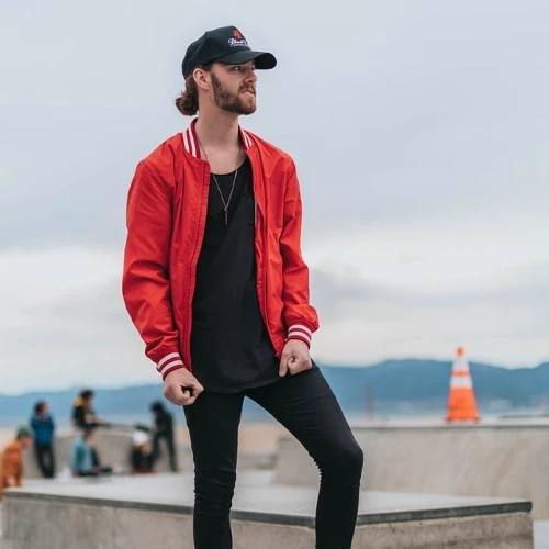 مردی با کت قرمز در فضای باز، کافه ترانه، موزیک ویدئو