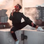 تصویر زنی با عینک آفتابی در پشت بام، مرتبط با کافه ترانه و آهنگ جدید