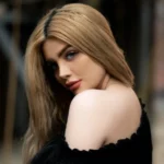 تصویر زنی با موهای بلوند و لباس مشکی، مناسب برای کافه ترانه و آهنگ جدید